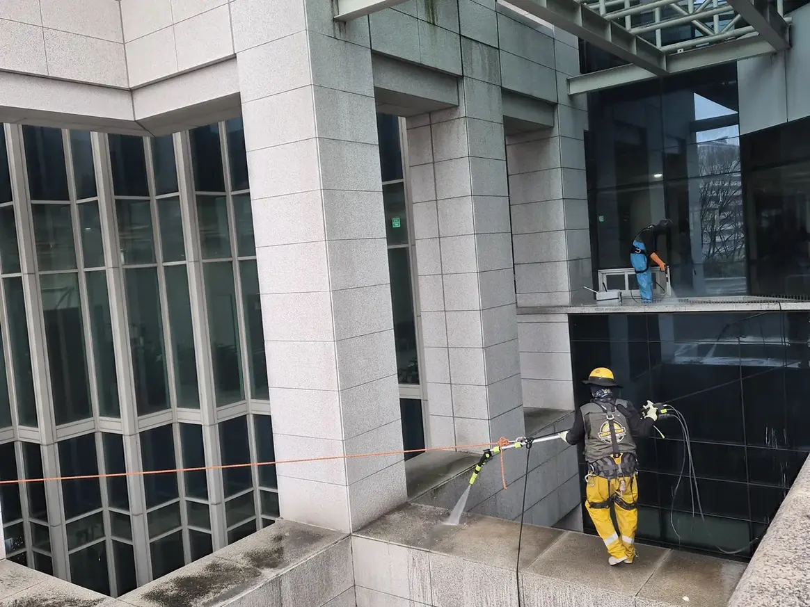 동구 동내동 상가건물 옥상 파라펫 장비 주변 정밀 위생청소 사례 - 행진크린