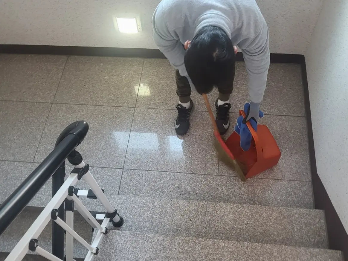 달서구 본동 빌라 공동현관 장비 주변 정밀 위생청소 사례 - 행진크린