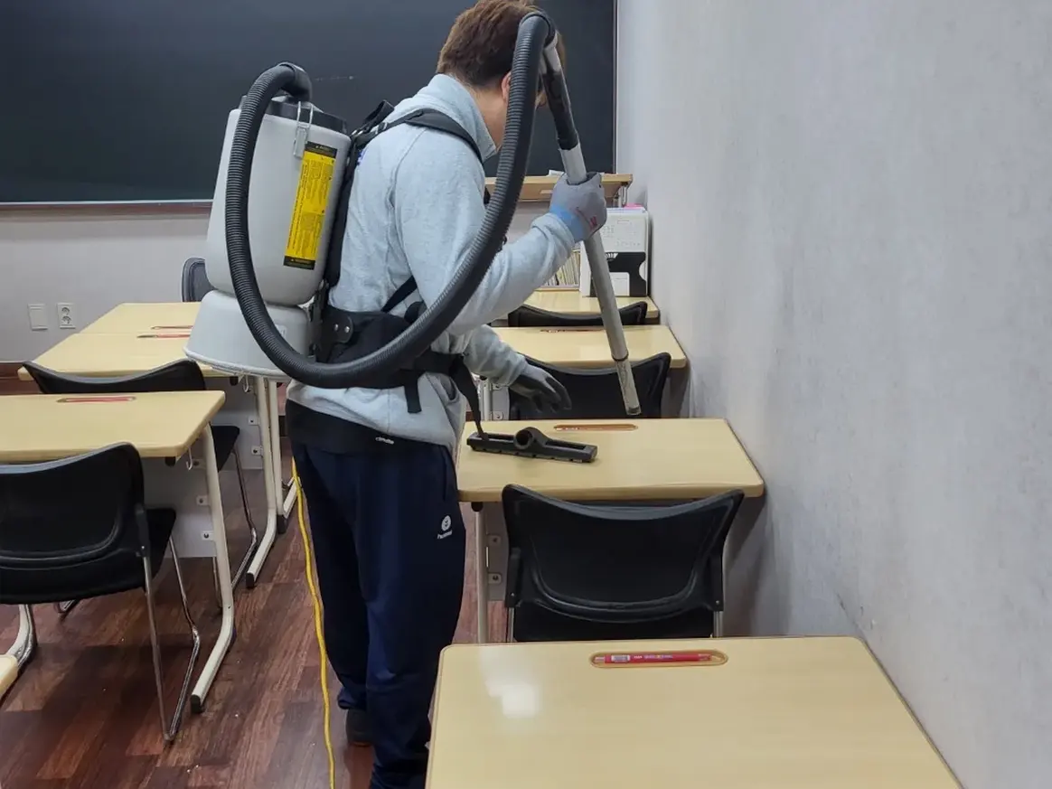 북구 동천동 학교 현관·중앙홀 바닥 위생청소 사례 - 행진크린