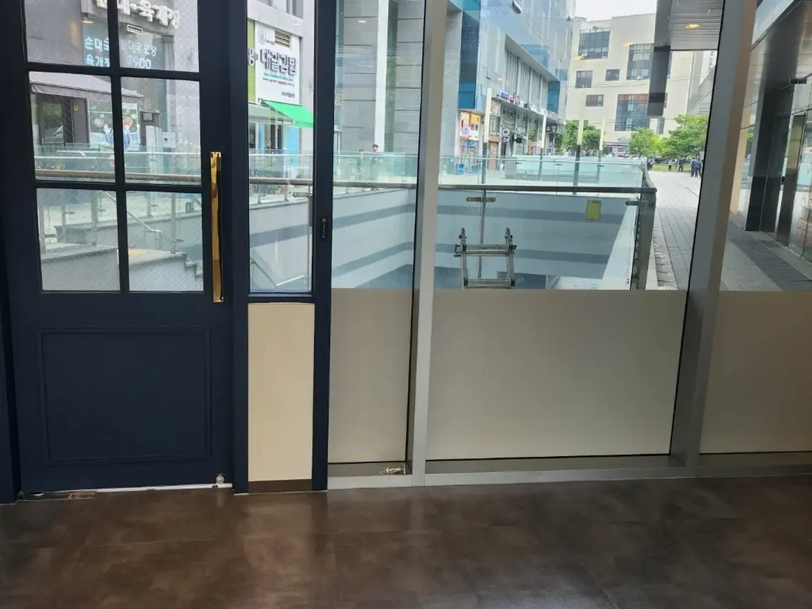 북구 동천동 입주 현장 현관·거실 바닥 위생청소 사례 - 행진크린