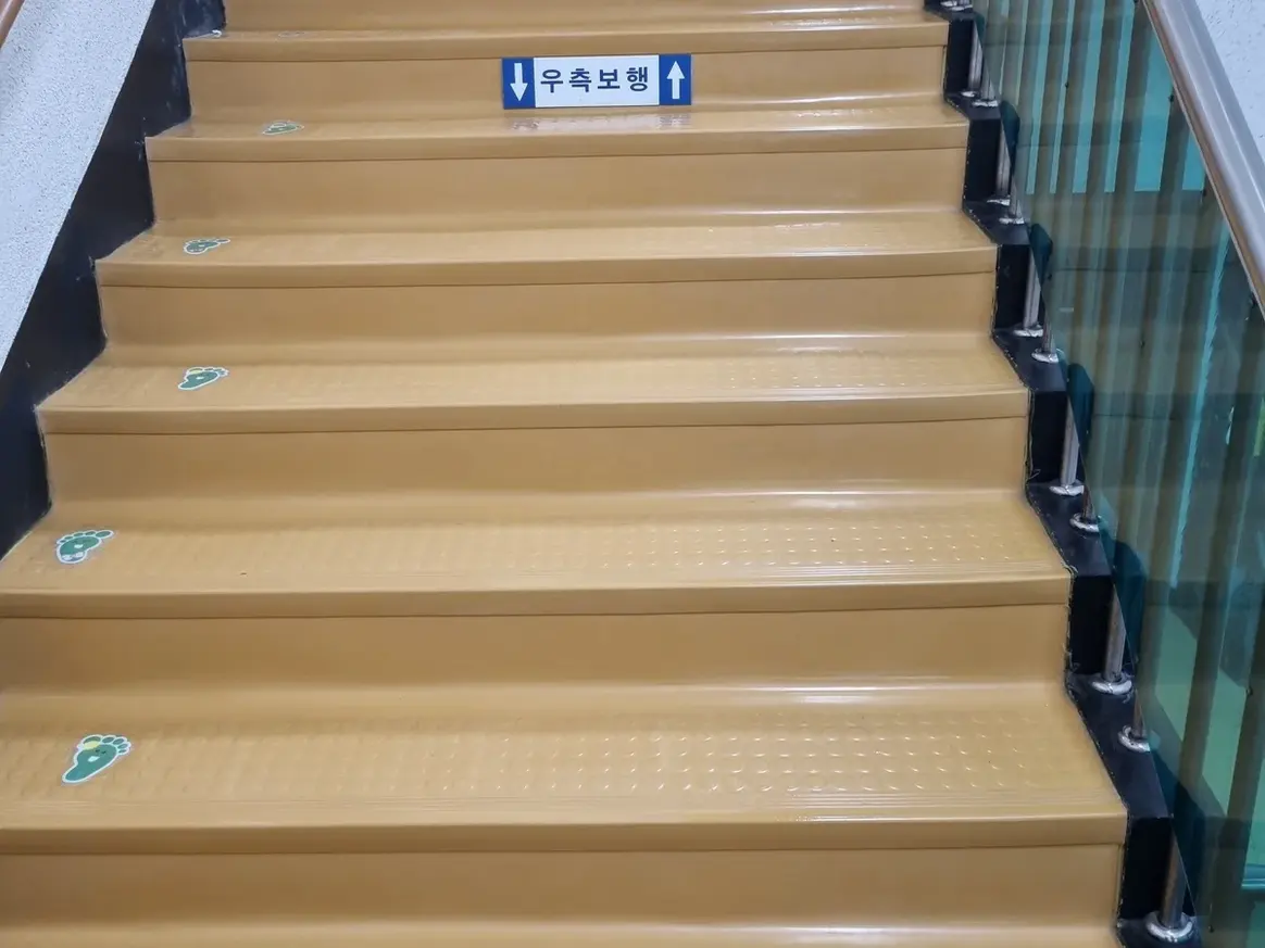 동구 사복동 어린이집 현관·신발장 바닥 위생청소 사례 - 행진크린
